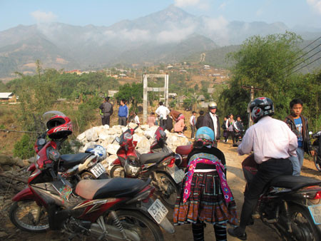 Cả xã Sơn Bình đang chìm trong cảnh tang thương khi tang chồng tang sau sự cố sập cầu treo Chu Va 6.