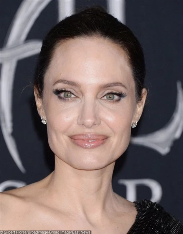 4. Người mắt xanh lá được cho là sáng tạo và quỷ quyệt hơn: 29% người tham gia nghiên cứu cho biết họ cảm thấy đôi mắt màu xanh lá cây là hấp dẫn nhất. Hơn nữa, màu xanh lá mang lại cảm giác là người sáng tạo và quỷ quyệt. Trước đây, màu mắt này bị cho là độc ác ở một số vùng. Điều này có thể do mắt xanh lá rất hiếm.