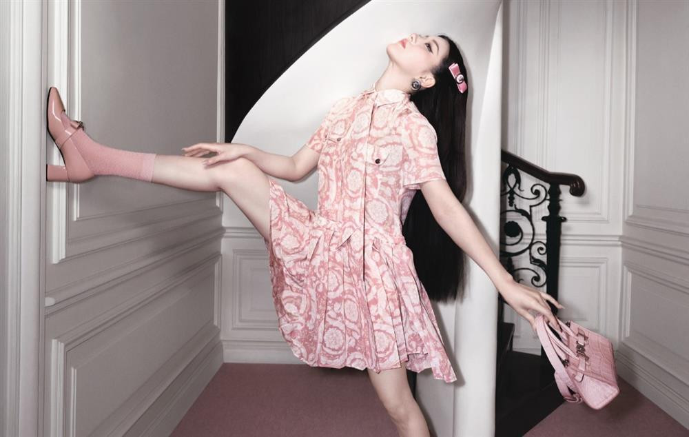 Theo đó, mỹ nhân Tinh Hán Xán Lạn diện chiếc váy ngắn màu hồng, có họa tiết hoa vô cùng lạ mắt. Kiểu dáng cổ sơ mi, tùng váy xếp ly khiến tổng thể vô cùng trẻ trung, xinh xắn. Sao nữ còn được ưu ái thêm phụ kiện là túi xách và guốc, khuyên tai cùng tone hồng. Tuy nhiên, điều đáng nói là kiểu tạo dáng xoạc chân, gác lên tường của Triệu Lộ Tư lại khiến cư dân mạng "sang chấn tâm lý" vì không hiểu cô nàng muốn gì. 