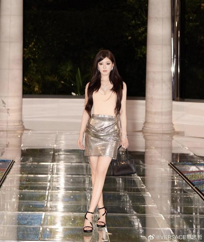 Nhiều khán giả mỉa mai nữ diễn viên có khả năng “biến đồ hiệu thành hàng chợ" và cho rằng thần thái của cô không phù hợp thời trang cao cấp.