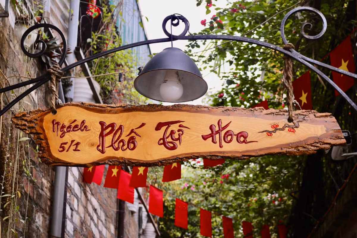 Ngách 5/1 nằm gần chùa Kim Liên (quận Tây Hồ) có chiều rộng khoảng 2 m, dài gần 100 m nhưng lại là con ngõ mang vẻ độc đáo hiếm có ở Hà Nội khi hầu hết hộ dân ở đây đều xây cổng mái vòm.