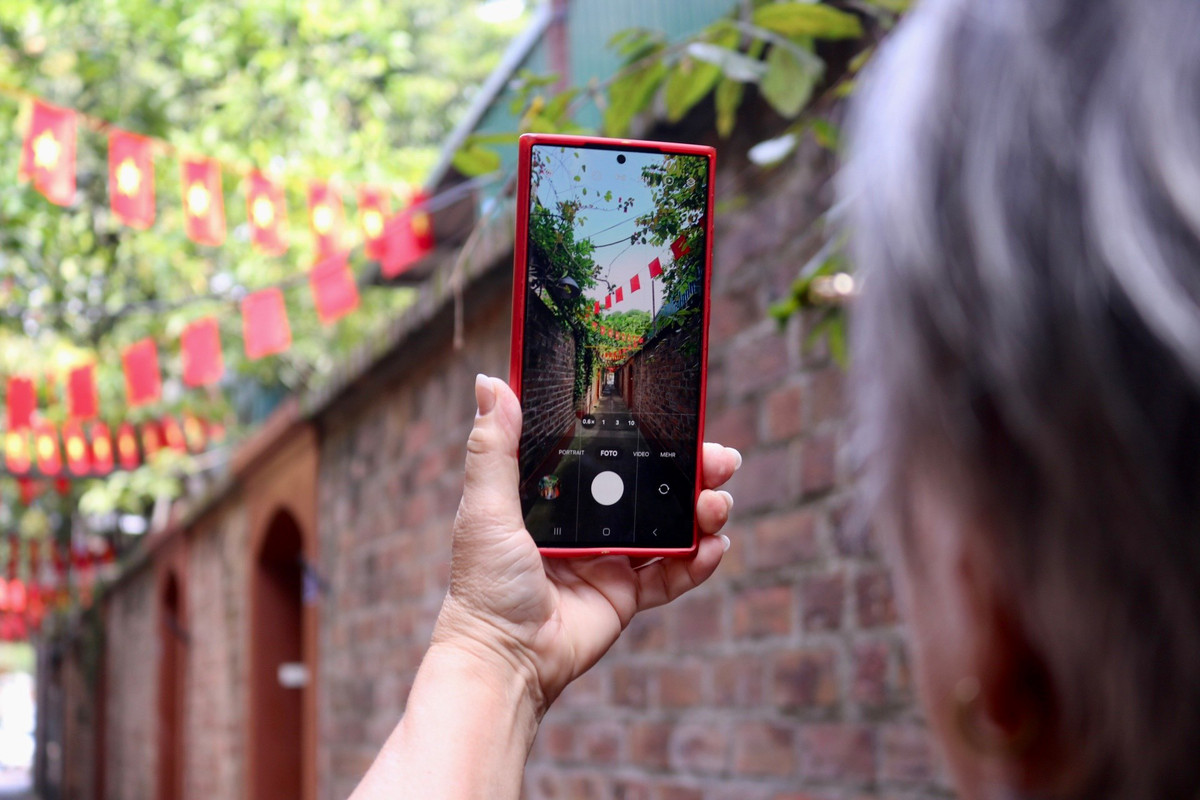 Người dân cho biết từ ngày hoàn thiện cổng này, nhiều người đi qua đều ghé vào check-in, đặc biệt là các bạn trẻ và du khách nước ngoài.