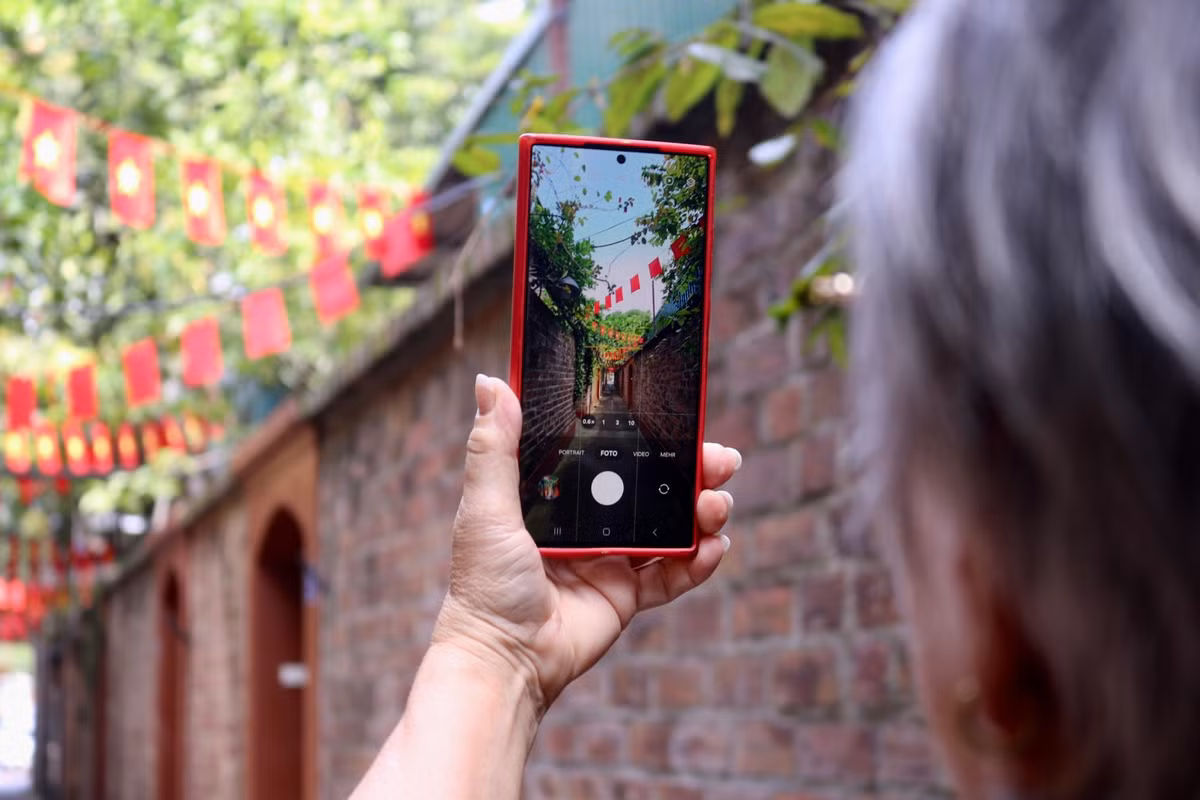 Người dân cho biết từ ngày hoàn thiện cổng này, nhiều người đi qua đều ghé vào check-in, đặc biệt là các bạn trẻ và du khách nước ngoài.