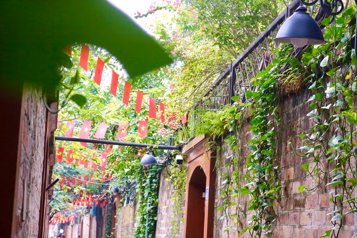 Các tường gạch đa phần để trần không trát vữa, điểm xuyết bằng dây leo. Tất cả tạo nên lối kiến trúc mộc mạc cho con ngõ nhỏ.