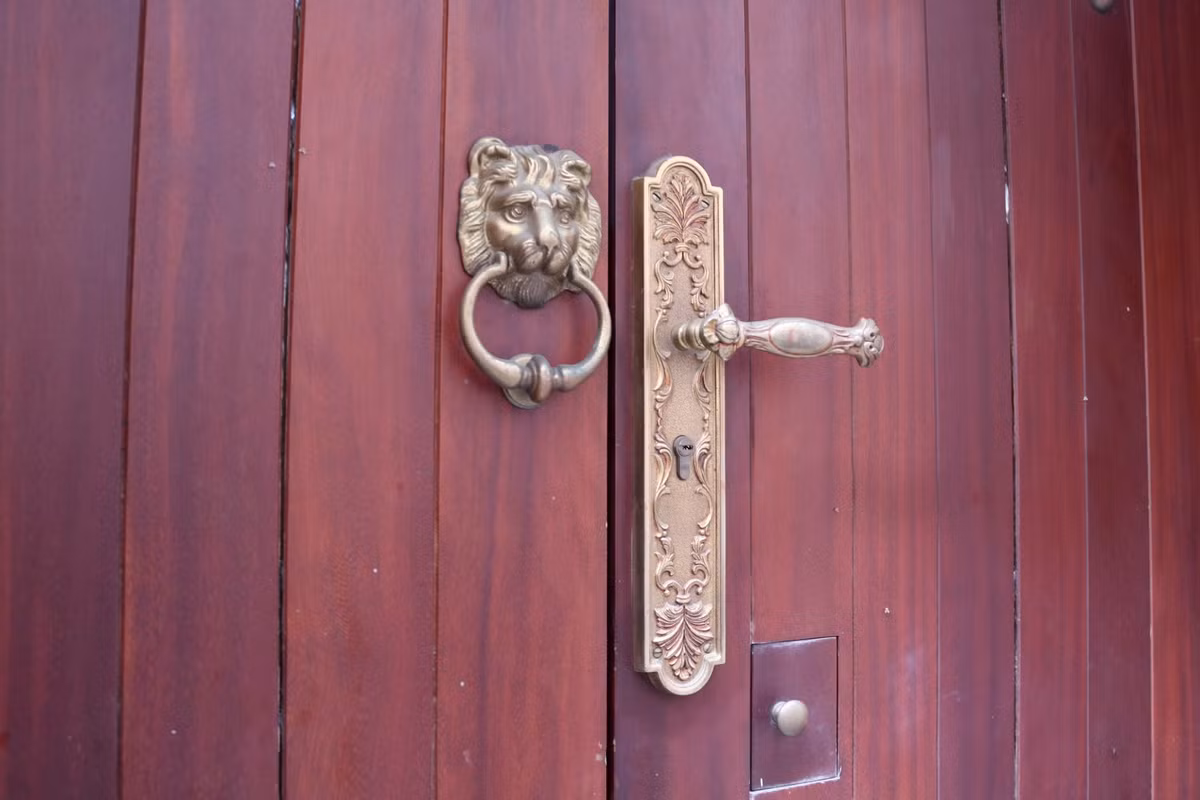 Cổng được làm từ gỗ theo lối kiến trúc xưa cách điệu đan xen lối thiết kế hiện đại.