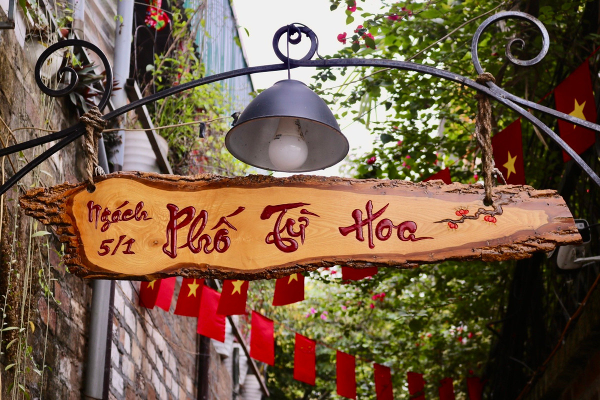 Ngách 5/1 nằm gần chùa Kim Liên (quận Tây Hồ) có chiều rộng khoảng 2 m, dài gần 100 m nhưng lại là con ngõ mang vẻ độc đáo hiếm có ở Hà Nội khi hầu hết hộ dân ở đây đều xây cổng mái vòm.