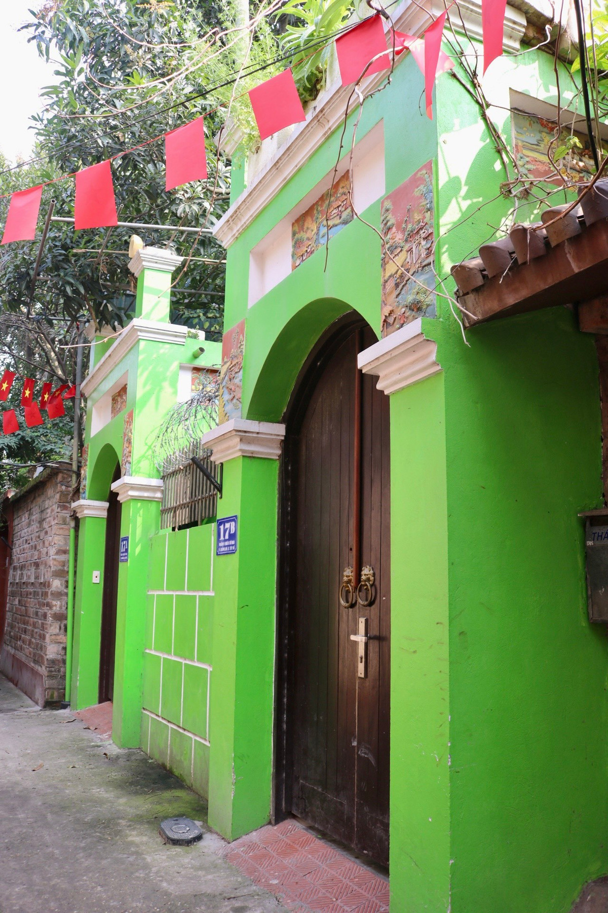 Bà Bùi Thị Mỹ (73 tuổi) người dân sống tại ngách 5/1 phố Từ Hoa cho biết: "Ngõ này bắt đầu xây dựng cách đây 20 năm và kiến trúc cổng này được khởi phát cách đây khoảng 10 năm. Ban đầu có nhà bà Uyên đầu xóm làm trước rồi mọi người thấy đẹp nên làm theo. Mỗi cổng này chúng tôi xây dựng trong khoảng 2-3 tháng, kinh phí xây dựng khoảng 20-30 triệu đồng mỗi mỗi cổng".