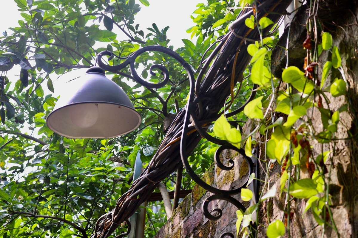 Tổ trưởng tổ dân phố số 1 cho biết tại đây tại ngách 5/1 có gần 30 hộ dân nhưng chỉ có vài người là chủ thôi còn lại đều là người đi thuê. Kiểu cổng vòm là người dân trong xóm bảo nhau làm chứ không theo bất kỳ thiết kế nào của địa phương. Từ khi xây dựng kiểu cổng vòm đó cũng có nhiều biết đến và lui tới hơn.