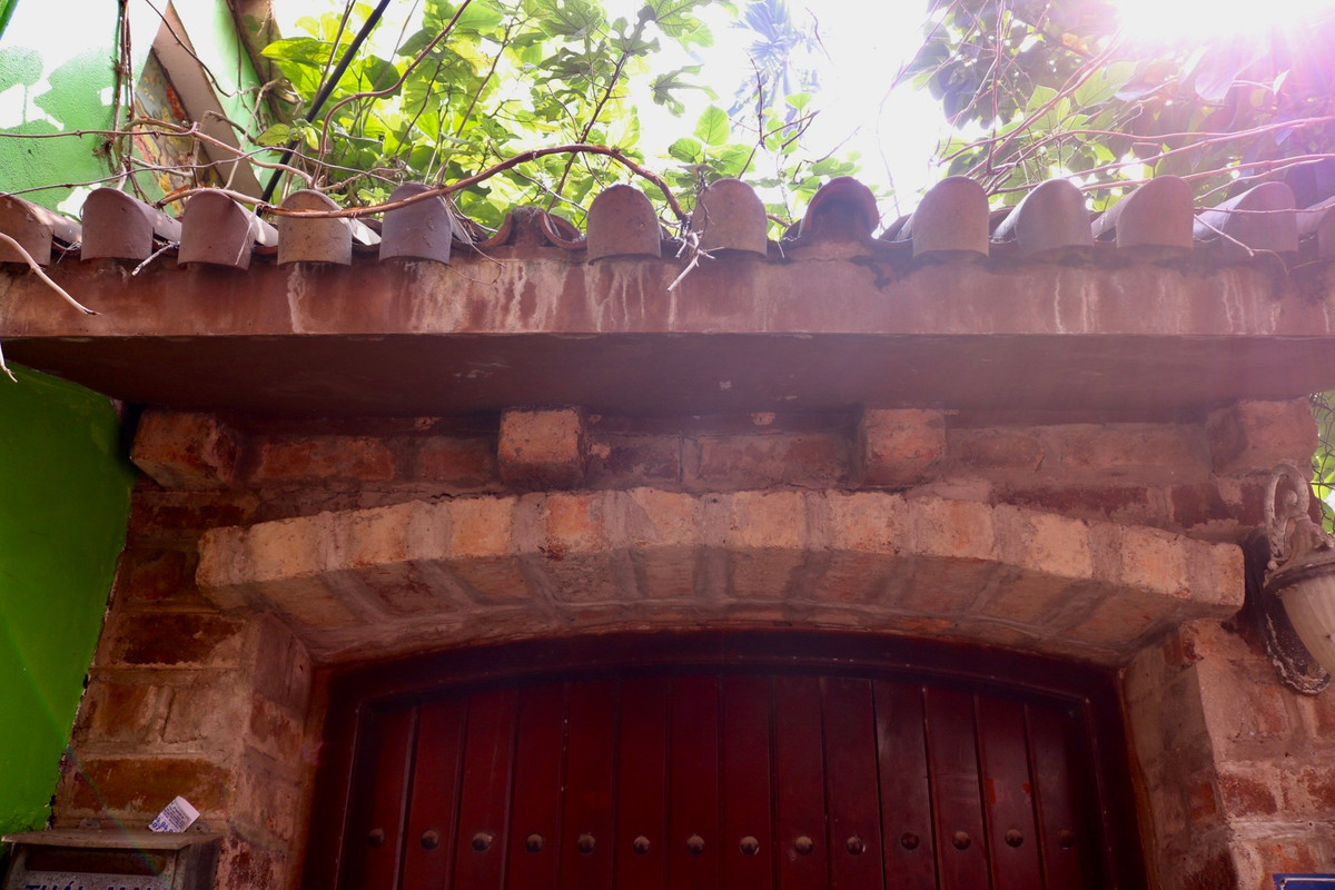 Tuy đồng nhất là mái vòm, nhưng những chiếc cổng độc lạ nơi đây vẫn thể hiện lên được chút "cá tính" của chủ nhà, có cổng làm bằng gỗ, có nơi lại bằng sắt, có nơi lợp thêm mái âm dương...