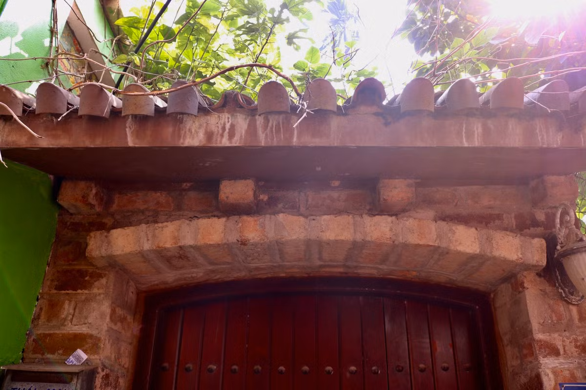 Tuy đồng nhất là mái vòm, nhưng những chiếc cổng độc lạ nơi đây vẫn thể hiện lên được chút "cá tính" của chủ nhà, có cổng làm bằng gỗ, có nơi lại bằng sắt, có nơi lợp thêm mái âm dương...