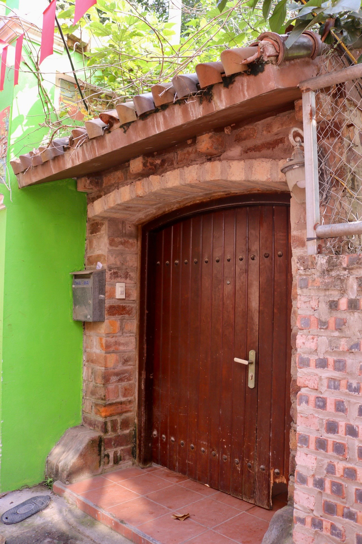 Bà Mỹ cho biết thêm, trong ngõ có 24 hộ nhưng có đến hơn 20 hộ xây cổng theo lối kiến trúc này.