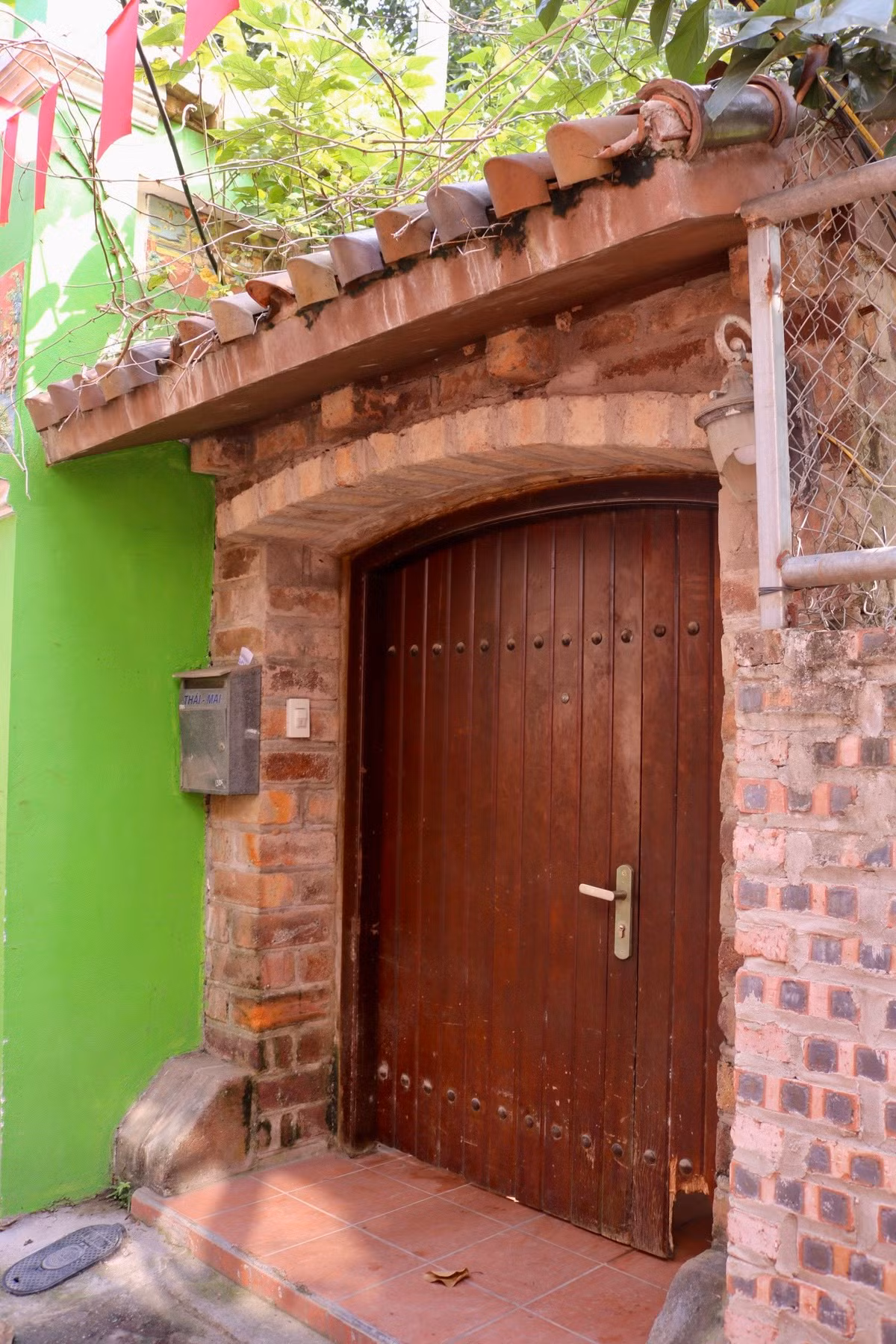 Bà Mỹ cho biết thêm, trong ngõ có 24 hộ nhưng có đến hơn 20 hộ xây cổng theo lối kiến trúc này.