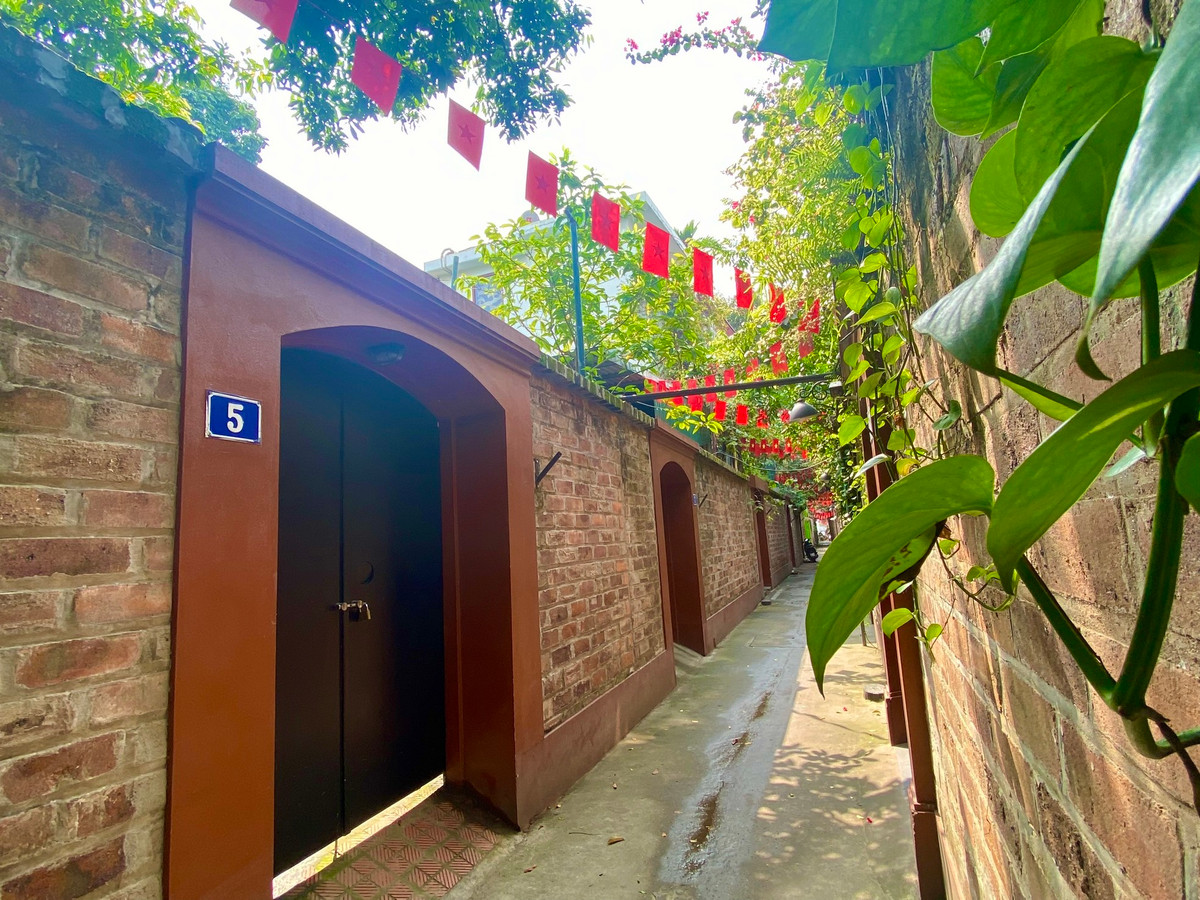 Để có được điều đặc biệt này, người dân trong ngõ đã "bảo nhau" để cùng xây lại hầu hết cổng nhà từ nhiều năm nay.