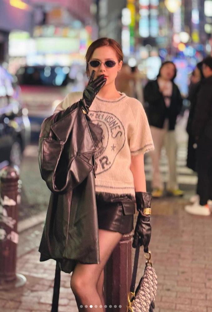 ộ cánh kín đáo mà vẫn khoe được đôi chân dài nuột nà.