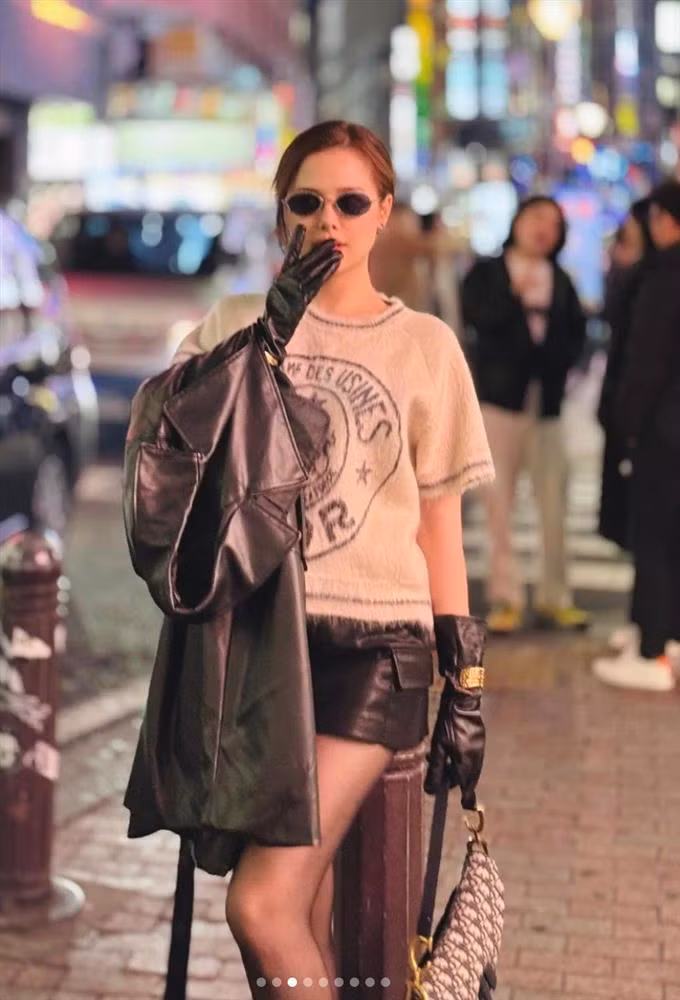 Bộ cánh kín đáo mà vẫn khoe được đôi chân dài nuột nà.