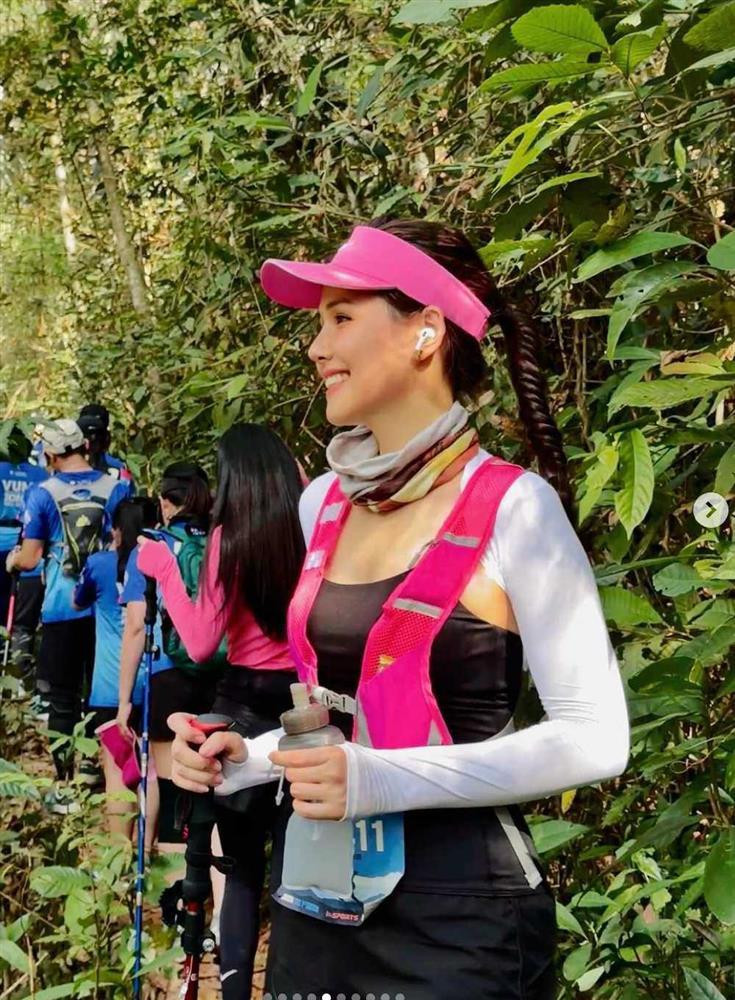 rên trang cá nhân, người đẹp thường khoe sắc vóc cùng những bộ cánh để lộ thềm ngực lấp ló, dù xét về tổng thể, trang phục Phanh Lee mặc thời gian này vẫn khá kín đáo song "nàng dâu nghìn tỷ" luôn có cách hay để khoe một tý vóc dáng, điều này cho thấy cô nàng đã tự tin nhiều hơn với vóc dáng bản thân ở thời điểm hiện tại. Thời trang chạy bộ của cô nàng cũng vô cùng quyến rũ.