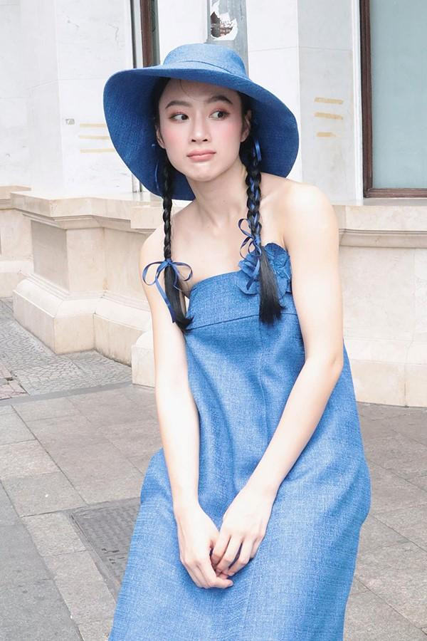 au hơn 10 năm kể từ khi chạm ngõ điện ảnh, đến nay "bà mẹ nhí" Phương Trinh đã có lưng vốn hơn 40 vai diễn lớn nhỏ. Các bộ phim nổi tiếng Angela Phương Trinh tham gia bao gồm: Bà mẹ nhí, Mùi ngò gai, Kính vạn hoa... Lối diễn xuất duyên dáng cùng gương mặt nhí nhảnh đáng yêu của Angela Phương Trinh làm khán giả yêu mến.