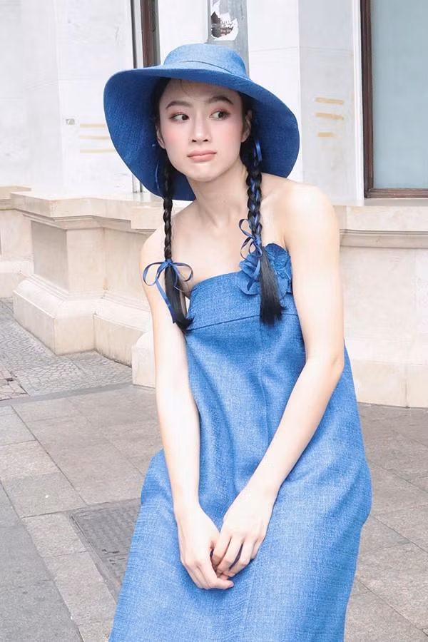 Sau hơn 10 năm kể từ khi chạm ngõ điện ảnh, đến nay "bà mẹ nhí" Phương Trinh đã có lưng vốn hơn 40 vai diễn lớn nhỏ. Các bộ phim nổi tiếng Angela Phương Trinh tham gia bao gồm: Bà mẹ nhí, Mùi ngò gai, Kính vạn hoa... Lối diễn xuất duyên dáng cùng gương mặt nhí nhảnh đáng yêu của Angela Phương Trinh làm khán giả yêu mến.