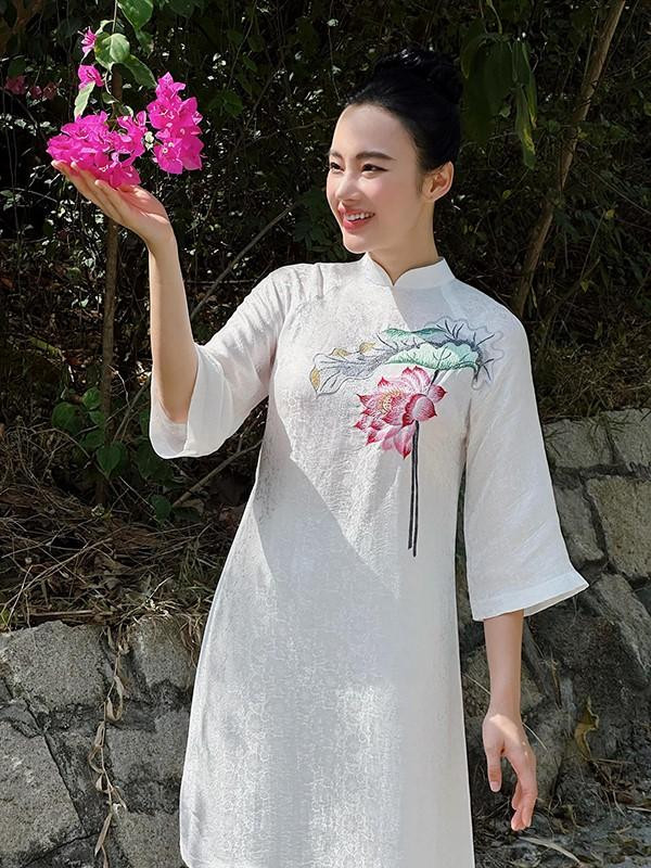 goài ra, Angela Phương Trinh liên quan đến chuyện yêu đại gia lớn tuổi. Cụ thể, vào dịp ngày lễ tình nhân năm 2012, Angela lần đầu công khai mối quan hệ cùng với một vị đại gia ở Sài thành. Dù sớm chia tay bạn trai nhưng sự việc này khiến khán giả thêm một lần nữa thất vọng về "bà mẹ nhí". Chưa dừng lại, Angela vướng thêm lùm xùm với bác sĩ phẫu thuật thẩm mỹ Chiêm Quốc Thái. Chuyện tình ái của nữ diễn viên sinh năm 1995 khiến nhiều người ngán ngẩm và tranh cãi một thời gian dài. '