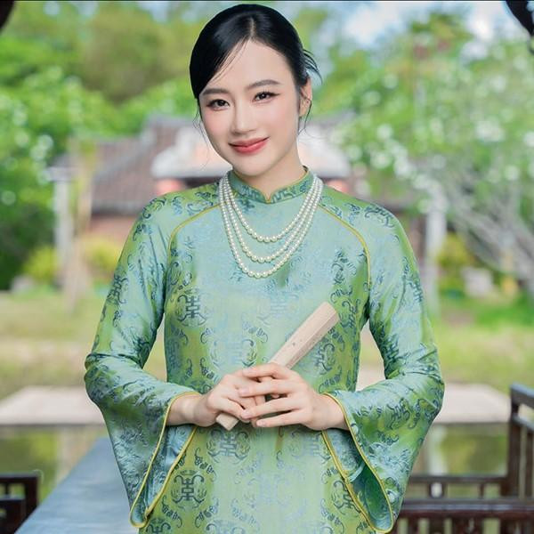 au những scandal về tình tiền hay đại gia cùng lối sống thoáng, thời gian trở lại đây, Angela Phương Trinh bình thản với tất cả. Cô không còn xuất hiện ở showbiz và tập trung vào việc ăn chay rồi lên chùa. Thời trang của Angela Phương Trinh cũng thay đổi chóng mặt. Người đẹp xuất hiện với những bộ cánh giản dị, kín đáo.