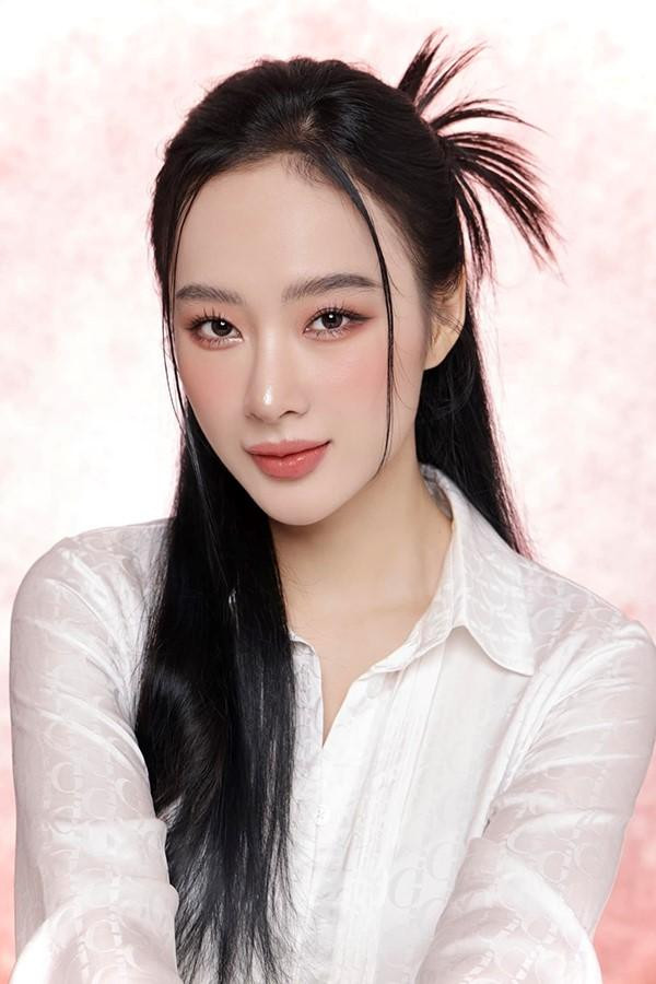 ăm học lớp 7 và 8, Angela Phương Trinh có điểm số trung bình khá ổn. Nhưng đến năm lớp 9, mọi chuyện lại thay đổi theo một chiều hướng tiêu cực. Cô phải nghỉ học rất nhiều và cho đến học kỳ II thì đã quyết định… rời trường. Nhưng theo các khẳng định của những thầy cô giáo, học bạ của cô vẫn chưa được chuyển đi thì chắc chắn Angela không thể nào nhập học ở bất cứ trường mới nào.