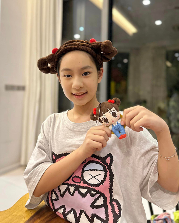 Ở tuổi 12, Cherry có phong cách riêng, thường tự chọn trang phục. Theo Minh Hà, cô cũng ảnh hưởng ít nhiều từ lối ăn mặc của con gái.