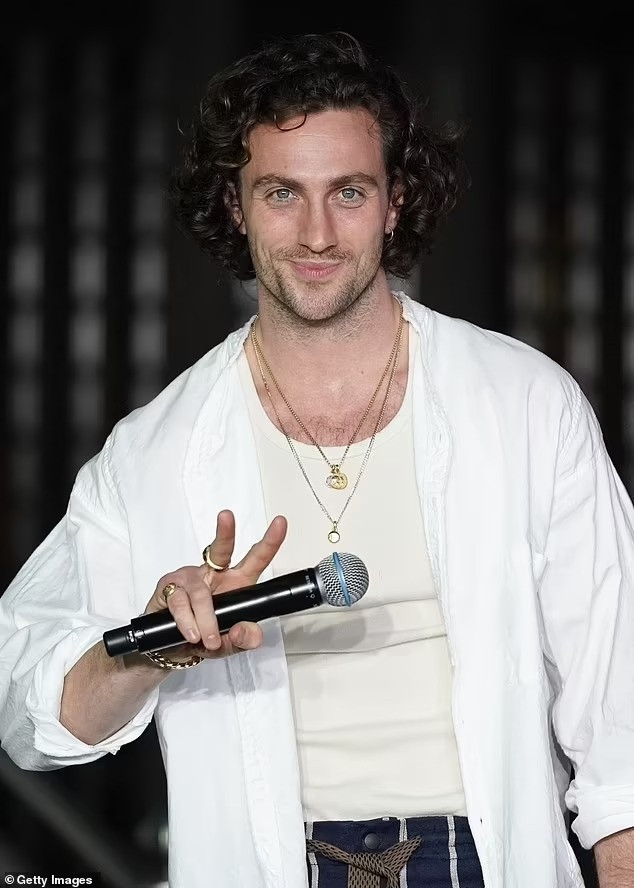 Tai tu duoc nham vao vai Diep vien 007 va cuoc song ben vo-Hinh-2