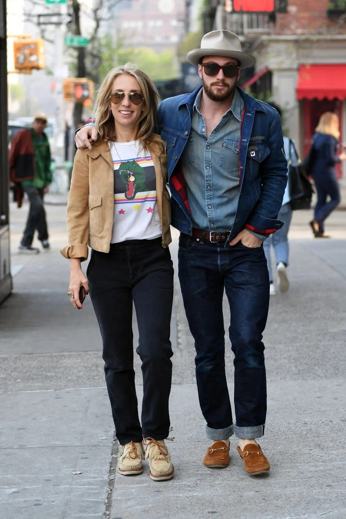 Tai tu duoc nham vao vai Diep vien 007 va cuoc song ben vo-Hinh-4