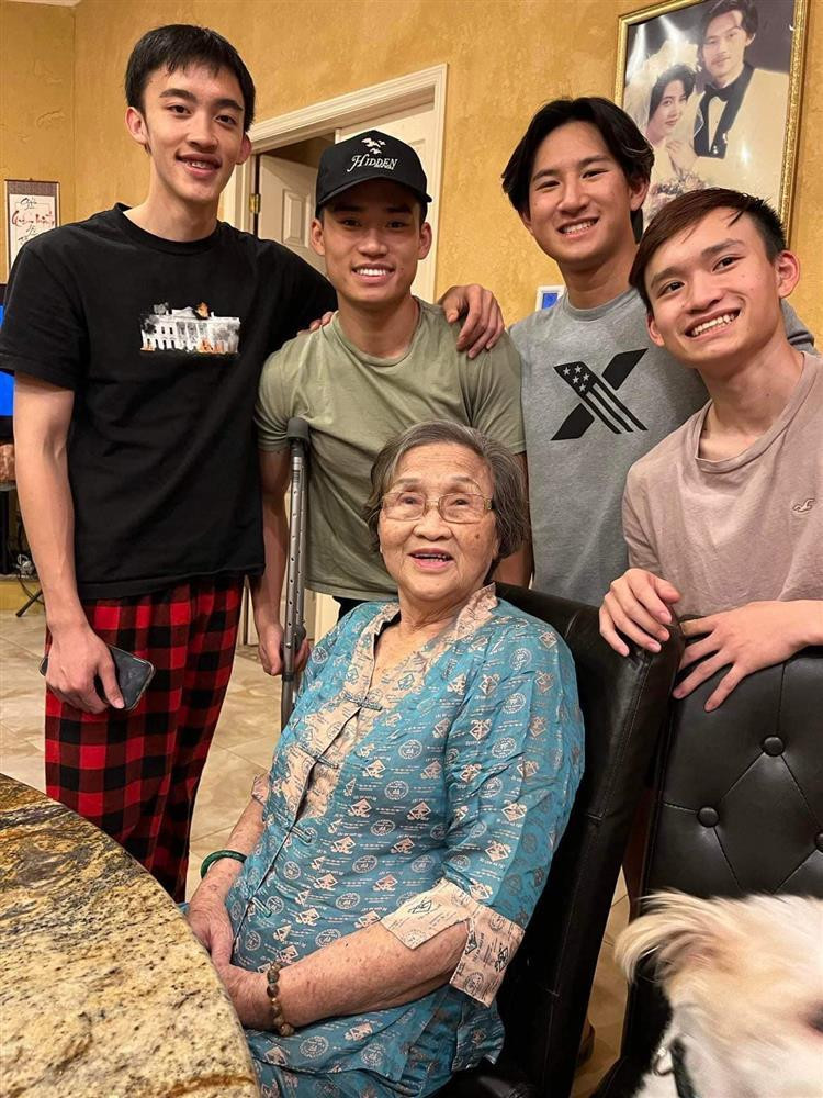 Ngam ro net anh cuoi Hoai Linh treo trong nha o My