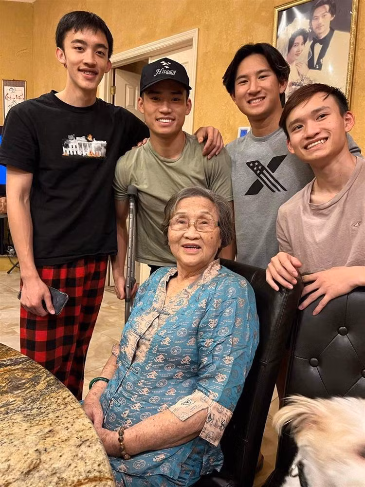 Ngam ro net anh cuoi Hoai Linh treo trong nha o My