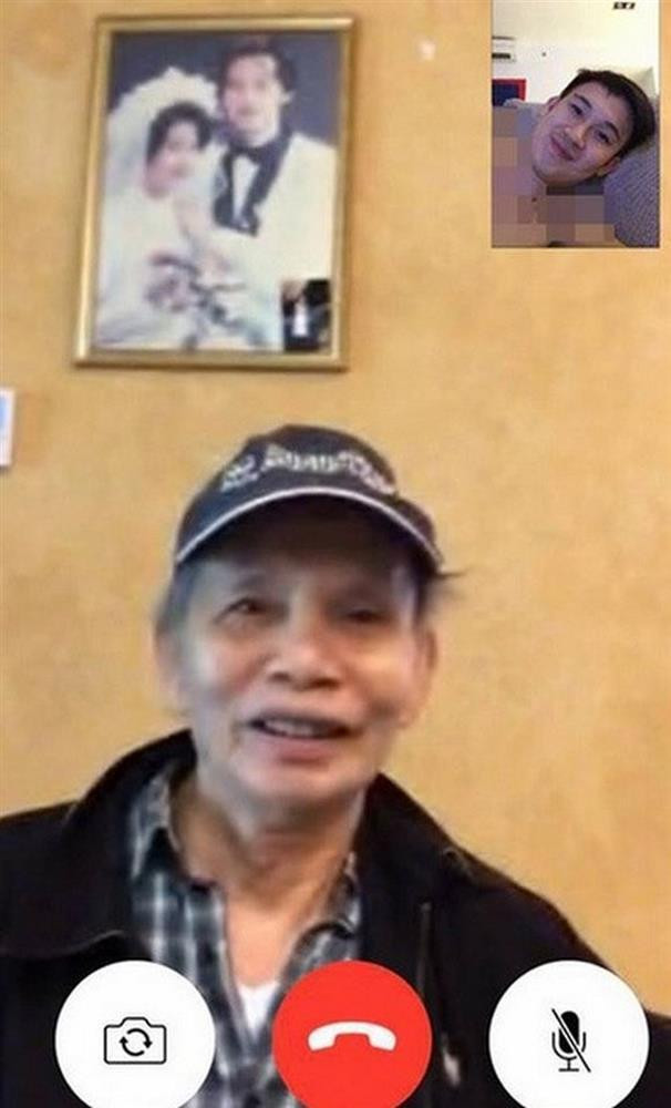 Ngam ro net anh cuoi Hoai Linh treo trong nha o My-Hinh-3