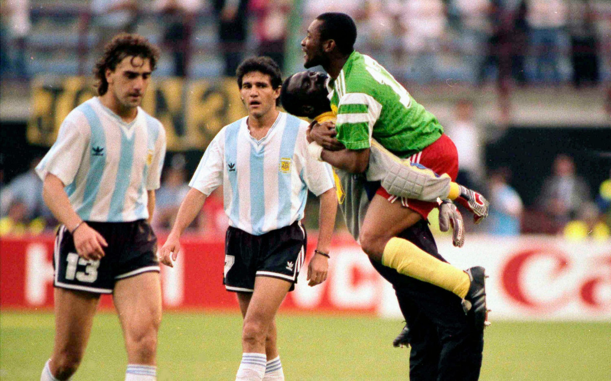 Cameroon thắng đương kim vô địch Argentina 1-0 ngay ở trận khai mạc vòng chung kết World Cup 1990. Diego Maradona và các đồng đội thậm chí được chơi hơn người từ phút 61 nhưng để thua vào phút 81. Thậm chí đến phút 88, Cameroon còn bị đuổi thêm một người nhưng vẫn giữ được thành quả.