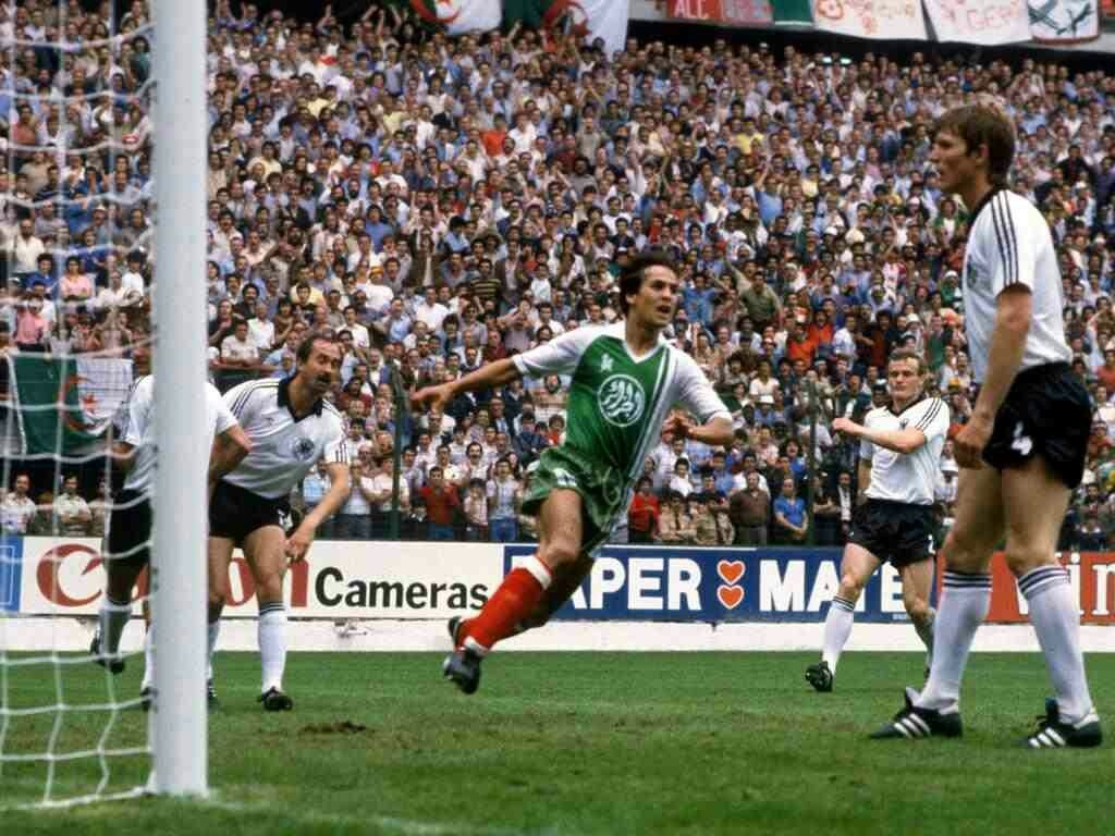 Tây Đức thua Algeria 1-2 ở World Cup 1982. Đội bóng châu Âu đang là nhà đương kim vô địch EURO, từng hai lần vô địch thế giới và là một trong những ứng viên cho cúp vàng. Họ cũng có dàn hảo thủ gồm Hansi Mueller, Wolfgang Dremmler, Karl-Heinz Rummenigge và Lothar Matthaus. Trong khi đó, Algeria lần đầu dự World Cup.