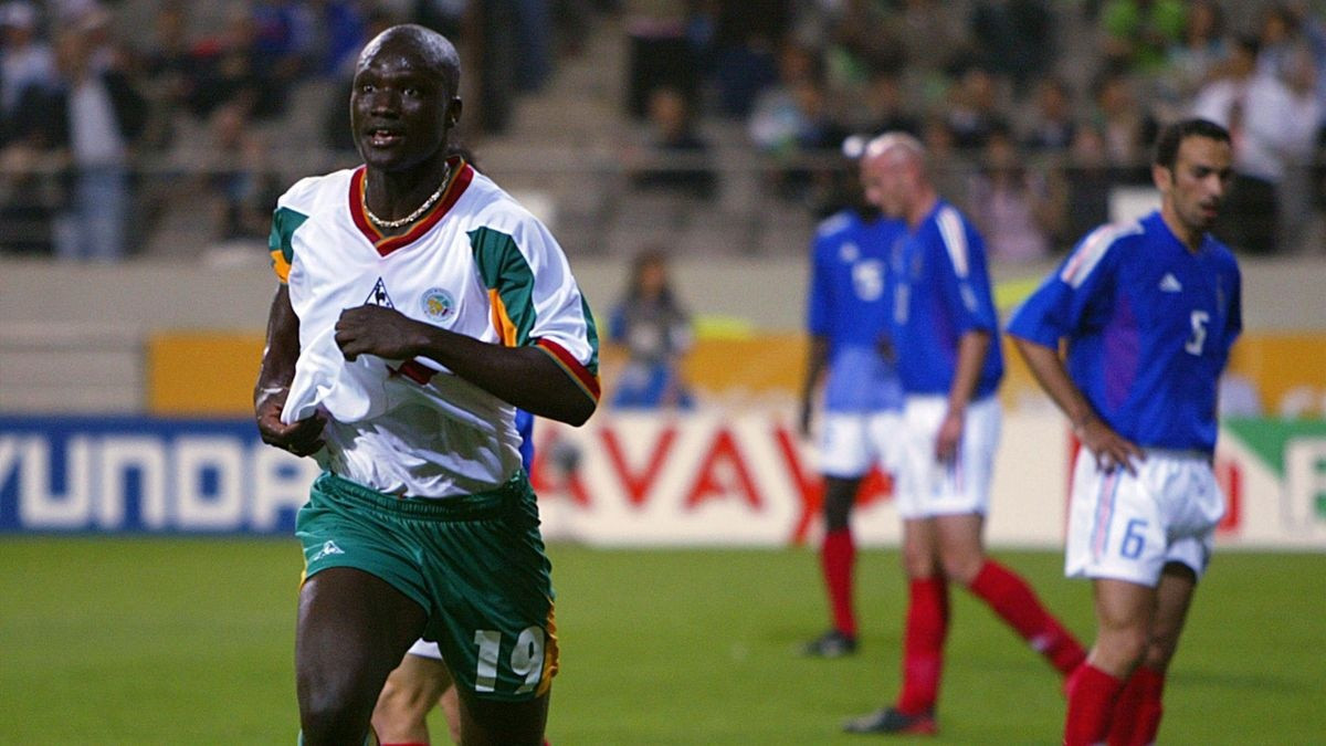Bàn thắng ở phút 30 của Papa Bouba Diop giúp Senegal thắng Pháp 1-0 ở ngày khai mạc World Cup 2002. "Les Bleus" khi đó là đương kim vô địch thế giới và sở hữu lực lượng rất mạnh. Sau trận thua sốc ngày ra quân, Pháp bị loại ngay từ vòng bảng.