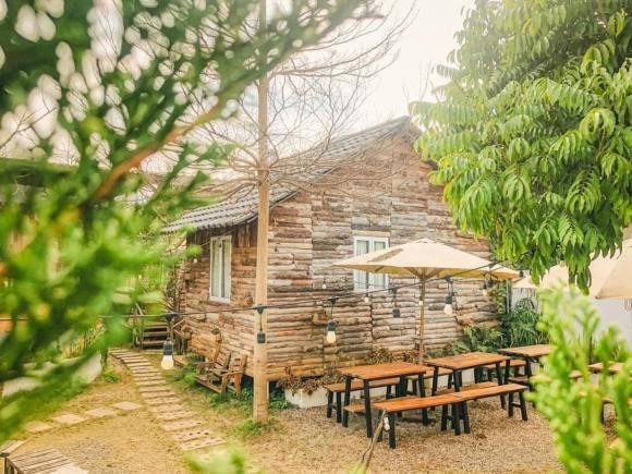 Dù mẹ ngăn cản, cô gái Hà Nội lên Mộc Châu xây nhà gỗ - Hình 2 Du me ngan can, co gai Ha Noi len Moc Chau xay nha go-Hinh-2