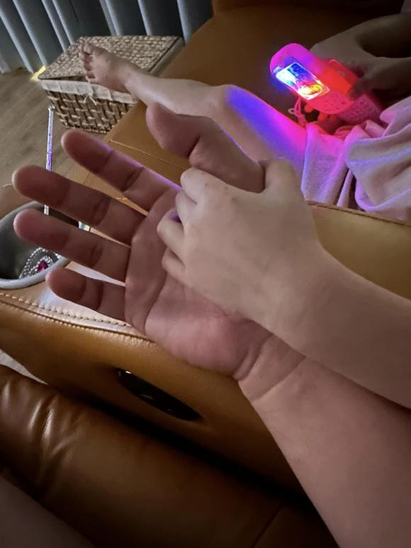 Con gái Trường Giang 'dính keo' với ba khi bị bệnh - Hình 2 Con gai Truong Giang 'dinh keo' voi ba khi bi benh-Hinh-2