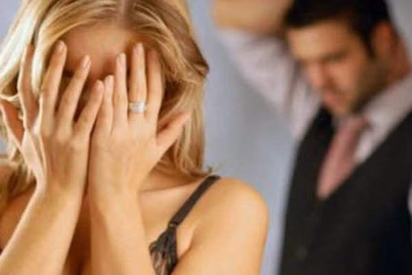 Nghe tieng dong phong bao mau, vo tinh giac mong hon nhan