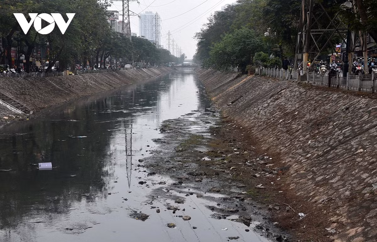 Cùng với sông Tô Lịch, sông Lừ, sông Sét, sông Kim Ngưu có vai trò quan trọng trong việc tiêu thoát nước thải của thành phố Hà Nội. Thế nhưng đoạn sông này dù nằm ở vị trí của quận trung tâm Hà Nội thời gian qua như bị lãng quên không được quan tâm nạo vét.