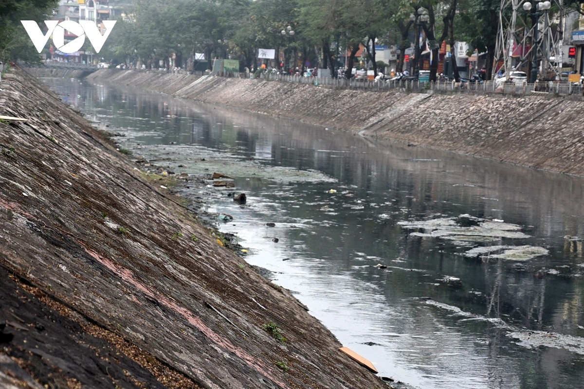 Dù hai bên bờ sông được kè đá, lát vỉa hè, trồng cây xanh nhưng cũng không thể ngăn được sự ô nhiễm ngày một trầm trọng.