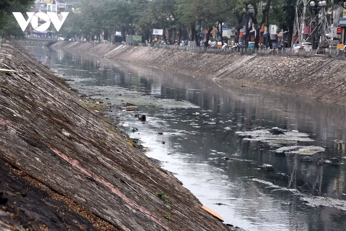 Dù hai bên bờ sông được kè đá, lát vỉa hè, trồng cây xanh nhưng cũng không thể ngăn được sự ô nhiễm ngày một trầm trọng.