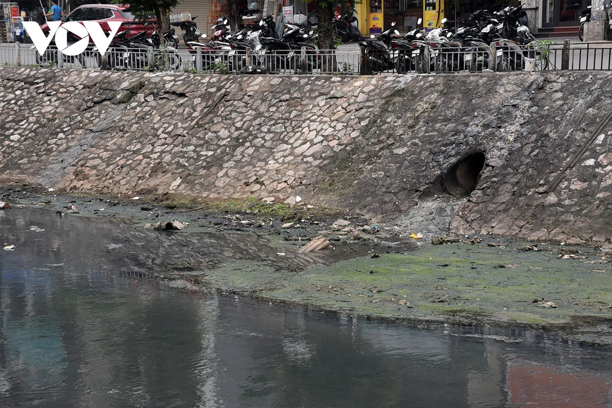 Vào mùa cạn, sông Kim Ngưu gần như trơ đáy, sình lầy tích tụ lâu ngày ô nhiễm.