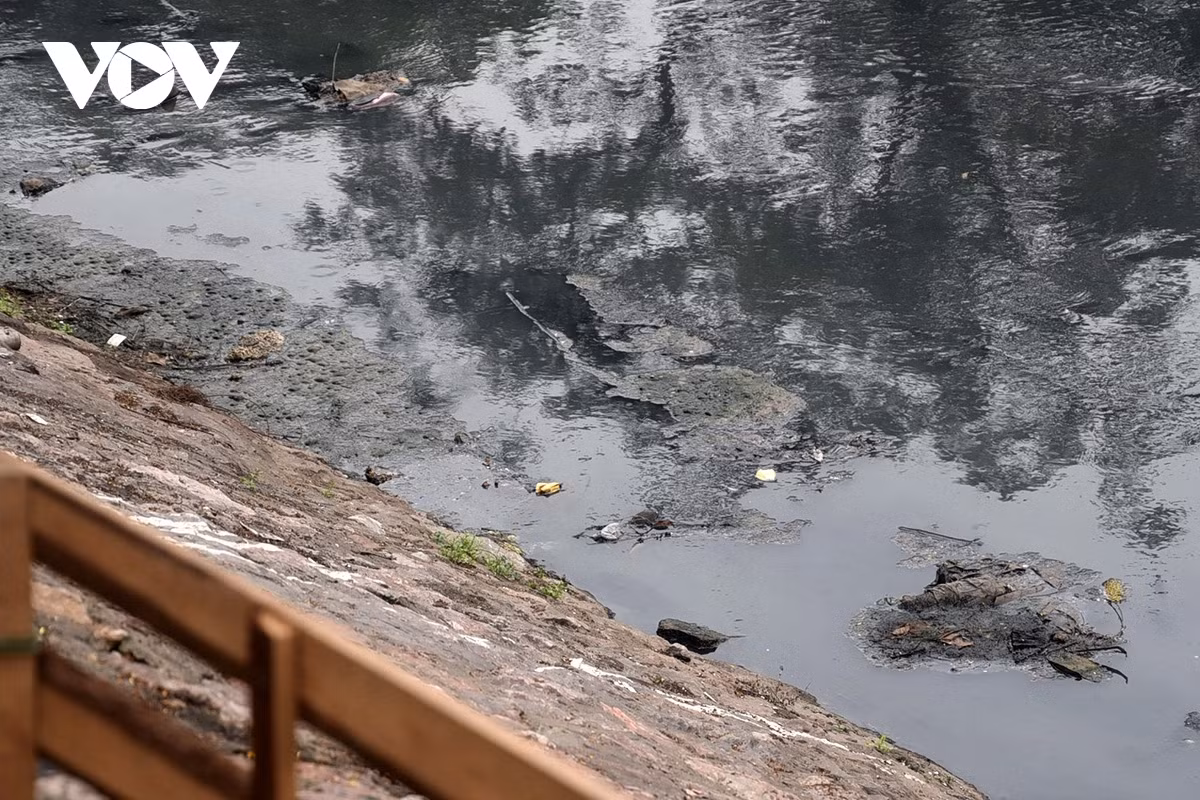 Nước sông luôn trong tình trạng đen kịt, bốc mùi xú uế.