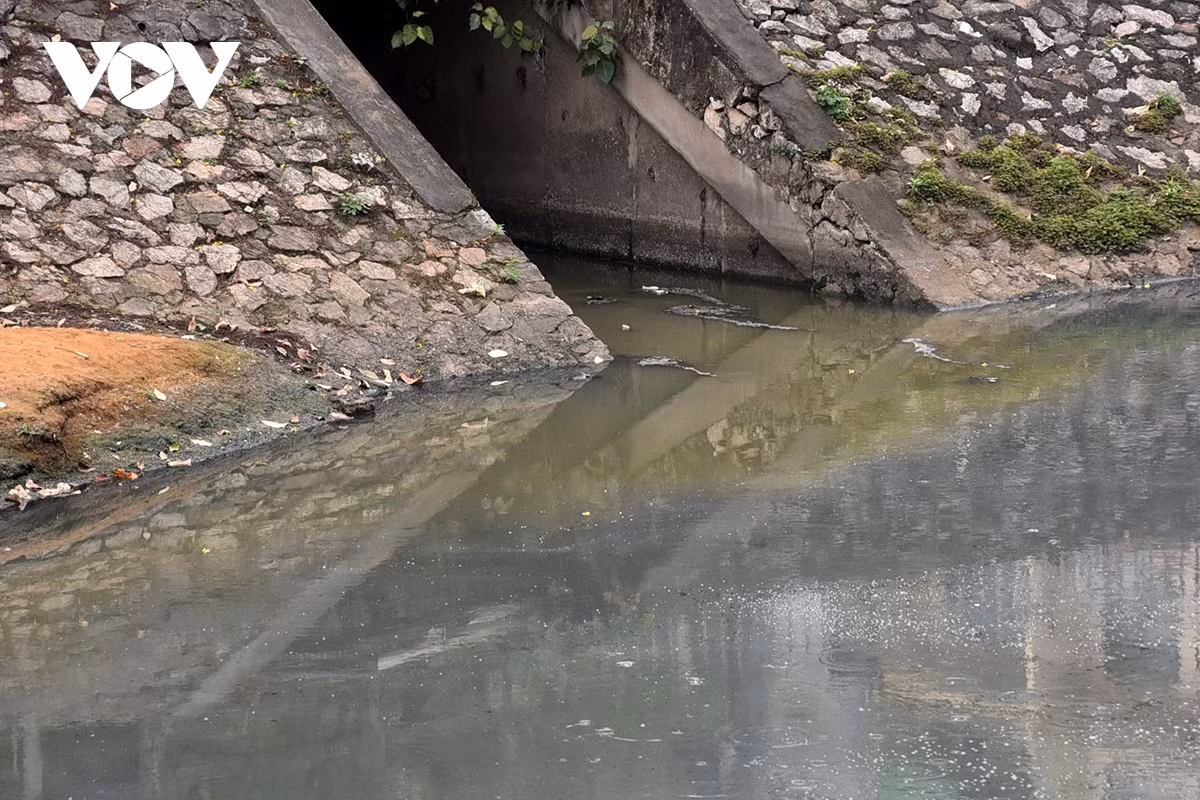 Một cửa cống nước thải đổ thẳng ra sông mà không qua công đoạn xử lý nào khiến đoạn sông chuyển màu.