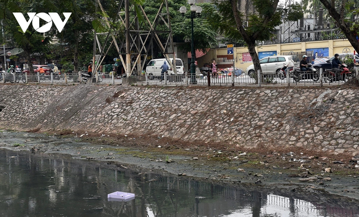 Lòng sông xuất hiện tình trạng sình lầy tích tụ do lâu ngày không được nạo vét.
