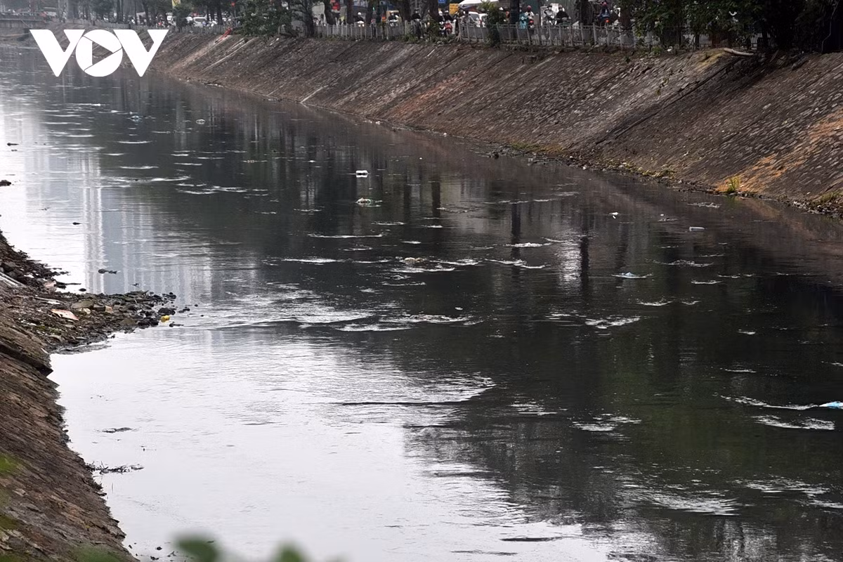 Ghi nhận thực tế của phóng viên, dòng chảy tại đoạn sông này bị cản trở bởi rác và bùn lắng dưới lòng sông.