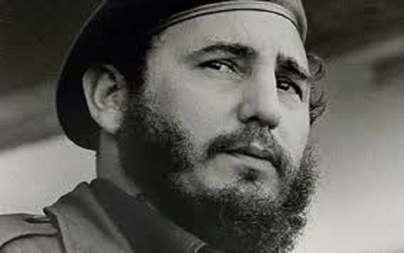 Chủ tịch Cuba Fidel Castro. Tại Mỹ, chủ yếu là ở Florida, một cộng đồng lớn người Cuba lưu vong chống lãnh tụ Fidel Castro đã hình thành. Bộ Ngoại giao, Lầu Năm Góc và CIA bắt đầu lên kế hoạch đảo chính tại Cuba với sự tham gia của lực lượng những người di cư này. Khả năng phá hoại ngành công nghiệp đường - nguồn thu xuất khẩu chính của Cuba, cũng được thảo luận. Pierre Salinger, phát ngôn viên, cố vấn và bạn thân của John F. Kennedy, nhớ lại rằng vào năm 1961, Tổng thống đã gọi ông đến Phòng Bầu Dục và nói ông cần 1.000 điếu xì gà Cuba vào sáng hôm sau. Đúng hẹn, Salinger đến gặp Tổng thống. “Thế nào rồi?” - Kennedy hỏi. Salinger trả lời rằng ông đã xoay được 1.200 điếu xì gà. “Rất tốt”, Kennedy nói, rồi lấy một tờ giấy từ ngăn kéo và ký ngay tại chỗ. Đó là lệnh cấm vận hàng hóa Cuba vào Mỹ. Cùng thời gian đó, Kennedy đã phê duyệt kế hoạch tiến hành chiến dịch quân sự chống lại Cuba. Về nhiều mặt, kế hoạch này là sự tái diễn cuộc cách mạng năm 1959: những người Cuba lưu vong được CIA trang bị và huấn luyện, sẽ đổ bộ lên đảo, tiến hành chiến tranh du kích, và lật đổ chế độ. Chiến dịch này đã thất bại. Khoảng 1.500 binh lính đổ bộ lên Playa Girón ở bờ biển phía nam Cuba vào tháng 4/1961, nhưng đã nhanh chóng bị lực lượng chính phủ đánh bại. Chủ tịch Fidel Castro tuyên bố cuộc cách mạng của ông là cuộc cách mạng Xã hội chủ nghĩa. Cuba nhanh chóng xích lại gần Liên Xô, khiến cho chính quyền Mỹ hết sức lo sợ.