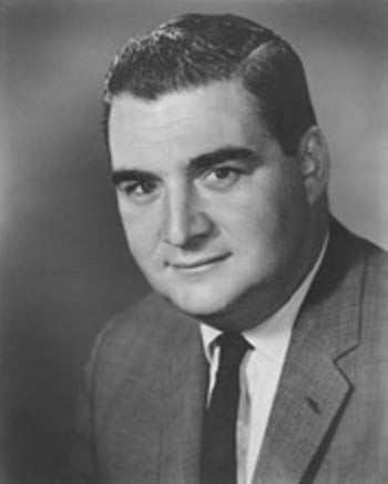 Pierre Salinger. Kennedy nổi giận với CIA. Cuộc khủng hoảng Caribe đang đến gần Hơn một năm trước khi xảy ra câu chuyện này, Arthur Schlesinger, cố vấn của Kennedy đã trình cho ông một bản báo cáo về nhu cầu cải tổ CIA. Nói nôm na, nội dung chính của bản báo cáo cho thấy CIA đã mất phương hướng. Cơ quan này thực chất không chịu sự kiểm soát của ai và cũng không báo cáo với bất kỳ ai. Bộ Ngoại giao chịu trách nhiệm về chính sách đối ngoại, Lầu Năm Góc phụ trách quốc phòng, còn CIA lại tự thực hiện chính sách đối ngoại và quốc phòng của riêng mình: can thiệp vào các cuộc bầu cử và xung đột quân sự trên khắp thế giới, dàn dựng các cuộc đảo chính và phá hoại, mà không tham khảo ý kiến của ai. Câu chuyện về lô đường bị hỏng đã hoàn toàn xác nhận những đánh giá của Schlesinger. Chính quyền Kennedy đang cố gắng định hình chính sách của mình đối với Cuba, phá vỡ liên minh của nước này với Liên Xô bằng con đường ngoại giao, thuyết phục các đồng minh (bao gồm cả Anh) tham gia lệnh cấm vận thương mại - thì đột nhiên CIA xuất hiện và gây ra vụ phá hoại.