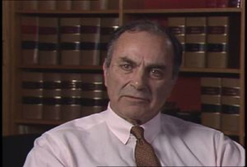 Abram Chayes. CIA tiêu hủy lô đường bị hỏng Cuộc khủng hoảng Caribe kết thúc vào ngày 28/10. Liên Xô bắt đầu rút tên lửa khỏi Cuba. Không lâu sau đó, tòa án Puerto Rico đưa ra một phán quyết mang tính thỏa hiệp: tàu Streatham Hill được phép rời khỏi San Juan, nhưng 14.000 bao đường đang được lưu trữ tại kho hải quan (kể cả 800 bao đã bị hỏng) phải ở lại. Cuối cùng, ngày 11/11, con tàu cũng nhổ neo. Liên Xô phải mất hơn 6 tháng theo đuổi vụ kiện để đòi lại 14.000 bao đường bị giữ. Đến ngày 29/8/1963, điệp viên CIA Bruce Cheever báo cáo với McGeorge Bundy, cố vấn an ninh quốc gia của Tổng thống, rằng vụ việc đã được giải quyết ổn thỏa: lô đường hỏng đã bị đổ xuống biển. Bruce Cheever không nói CIA thực hiện điều đó như thế nào.