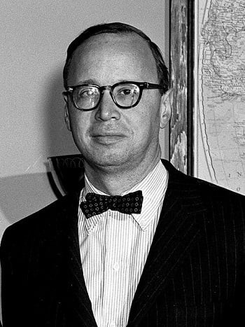 Arthur Schlesinger. Khi biết tin về chiến dịch ở San Juan, cố vấn pháp lý của Bộ Ngoại giao Abram Chayes vô cùng kinh hoàng và giận dữ - điều này thể hiện rõ ngay cả trong bản báo cáo chính thức của ông về vụ việc này. Liên Xô chắc chắn sẽ phát hiện ra dấu hiệu phá hoại. Mà ngay cả khi không có bằng chứng xác thực rằng Mỹ đứng sau, Liên Xô vẫn sẽ rêu rao khắp nơi về việc này. Mỹ chỉ có thể đổ lỗi cho phong trào chống lãnh tụ Fidel Castro ở Cuba. Nhưng nếu ai đó ở Liên Xô bị nhiễm độc vì loại đường này thì sao? CIA khẳng định rằng chất được sử dụng để làm hỏng đường không gây hại cho sức khỏe, nhưng liệu điều đó có đáng tin cậy không? Tin đến mức nào để đặt cược cả danh tiếng quốc tế của Mỹ? Chưa kể đến việc phá hoại thực phẩm là sai trái về mặt đạo đức. Và tất cả điều này chỉ để gây ra một thiệt hại kinh tế nhỏ bé đến hài hước… Kennedy nhận được báo cáo về chiến dịch đồng thời với những ý kiến của Chayes. Theo nguồn tin của The New York Times, Kennedy đã nổi giận với CIA. Điều khiến ông lo lắng nhất là tạo ra tiền lệ: nếu Liên Xô phát hiện ra các điệp viên Mỹ đã trộn chất gì đó vào đường của họ, thì tại sao các điệp viên Liên Xô lại không thể làm điều tương tự, chẳng hạn, với cà phê của Mỹ? Tổng thống Mỹ ra lệnh làm mọi cách để lô đường bị hỏng không đến được bờ biển Liên Xô. CIA buộc phải gấp rút nghĩ ra một chiến dịch mới để che giấu chiến dịch trước đó. Ngày 18/9/1962, một ngày trước khi tàu Streatham Hill rời cảng San Juan, một người tên là Terry Kane đã đệ đơn kiện lên tòa án Puerto Rico, yêu cầu tịch thu lô đường. Trước cách mạng, ông ta từng kinh doanh cho thuê thiết bị nông nghiệp ở Cuba, nhưng chính phủ Cuba đã quốc hữu hóa doanh nghiệp của ông. Tòa án Mỹ phán quyết rằng Cuba nợ Kane và các đối tác của ông hơn 800.000 USD. Để bù đắp khoản nợ này, ông ta yêu cầu được nhận chính lô đường đó. Tất nhiên, ai cũng hiểu rằng điều này là vô lý: số đường này không thuộc về chính phủ Cuba mà là sở hữu của công ty Prodintorg của Liên Xô, nên không thể bị tịch thu để trừ vào khoản nợ của Cuba. Tuy nhiên, tòa án vẫn áp dụng biện pháp tạm thời trong khi chờ xét xử: đường không được rời khỏi San Juan. Ngày 21/9, nhà kho bốc cháy. Thật không may cho CIA, lực lượng cứu hỏa Puerto Rico đã làm việc quá xuất sắc - lô đường vẫn nguyên vẹn! Ngày 22/9, Bộ Ngoại giao Liên Xô gửi công hàm phản đối tới Bộ Ngoại giao Mỹ về việc lô hàng bị tịch thu. Liên Xô hoàn toàn có lý do để phẫn nộ: họ đã mua số đường này, trả một khoản tiền không nhỏ, nhưng người Mỹ lại chiếm giữ và không chịu trả lại. Cố vấn pháp lý của Bộ Ngoại giao Mỹ, Abram Chayes trả lời như sau: Các tòa án Mỹ hoạt động độc lập, vì vậy Liên Xô nên sử dụng con đường tư pháp, chứ không phải ngoại giao. Ngày 24/9, tờ Sự Thật đăng bài "Chấm dứt sự lộng hành trên tuyến hàng hải", cáo buộc rằng cướp biển đang trỗi dậy ở vùng biển Caribe. Bài báo không chỉ đề cập đến vụ tịch thu lô đường trên tàu Streatham Hill mà còn liệt kê một số vụ việc khác mà họ gọi là "hành vi ngang ngược của hải tặc". Bài báo cũng nhắc đến một “hành động khiêu khích khác” nhằm vào tàu buôn Liên Xô Michurinsk: một máy bay của Hải quân Mỹ đã bay vòng quanh con tàu này trên vùng biển Caribe. Sau này, người ta mới biết rằng ngày 11/9/1962, tàu hàng Michurinsk đã chở một phi đội tiêm kích MiG từ căn cứ hải quân ở Baltysk đến Havana. Con tàu là một phần trong chiến dịch “Anadyr”, trong đó Liên Xô bí mật triển khai quân đội và vũ khí hạt nhân ở Cuba. Ngày 14/10, Bộ Ngoại giao Liên Xô gửi một công hàm mới, yêu cầu Mỹ ngay lập tức trả lại lô đường và bồi thường thiệt hại. Ngày hôm sau, CIA thông báo với Bộ Ngoại giao và Lầu Năm Góc rằng các bức ảnh chụp trên không cho thấy Liên Xô đã triển khai tên lửa ở Cuba. Cuộc khủng hoảng Caribe chính thức bắt đầu. Lúc này, mọi sự chú ý - đặc biệt là của Tổng thống Kennedy - đều dồn vào mối đe dọa hạt nhân. Không ai quan tâm đến lô đường bị hỏng nữa.