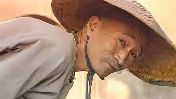  Khi đối diện với cơn thịnh nộ của Càn Long, vị quan nay chỉ nói đôi lời đã khiến hoàng đế đổi giận thành vui, không những thế còn ban thưởng hậu hĩnh cho ái khanh. Màn đối đáp kinh điển của Lưu Dung đối với Càn Long đã gây ấn tượng trong lòng khán giả. 